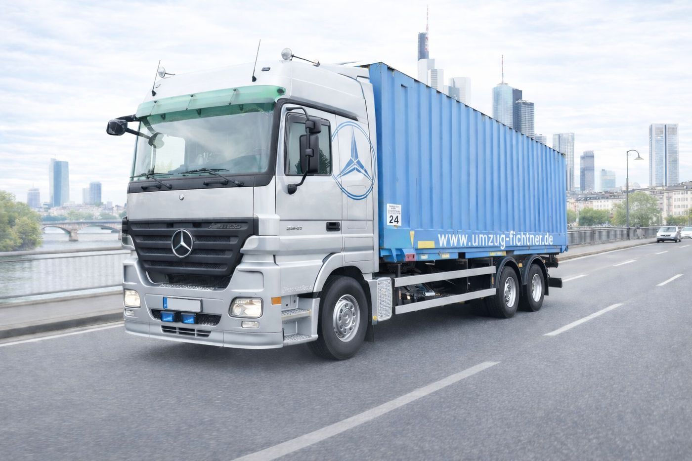 Umzugswagen von Umzugs Fichtner mit Wechselcontainer unterwegs in der Metropolregion Rhein-Neckar