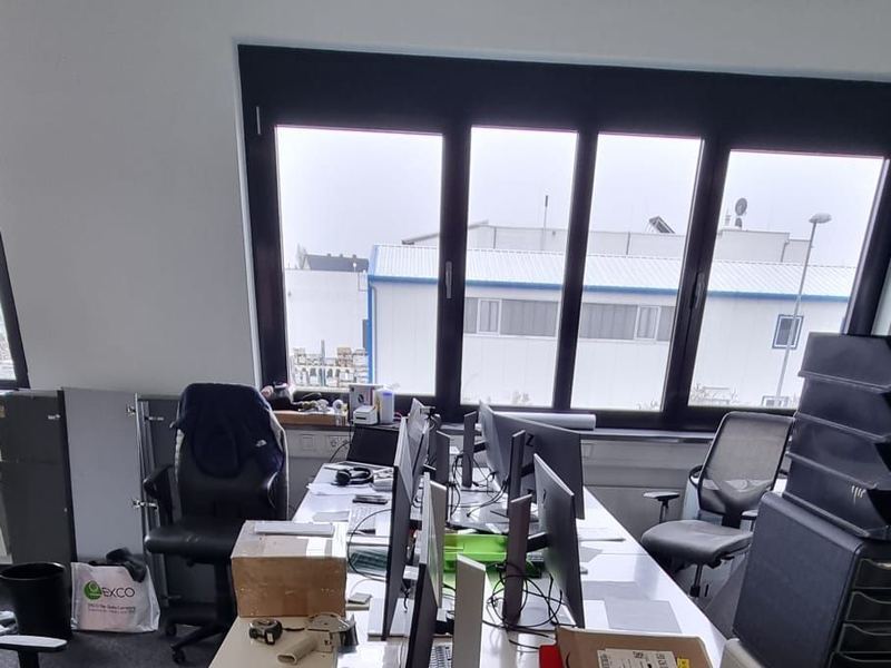 Schreibtische und Monitore beim Büroumzug – Umzugs Fichtner in Frankenthal