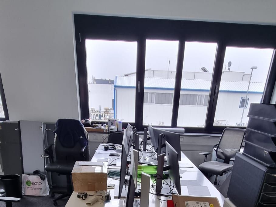Schreibtische und Monitore beim Büroumzug – Umzugs Fichtner in Worms