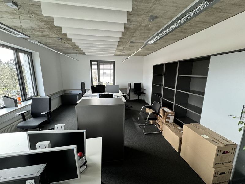Büro mit gepackten Kartons vor dem Firmenumzug