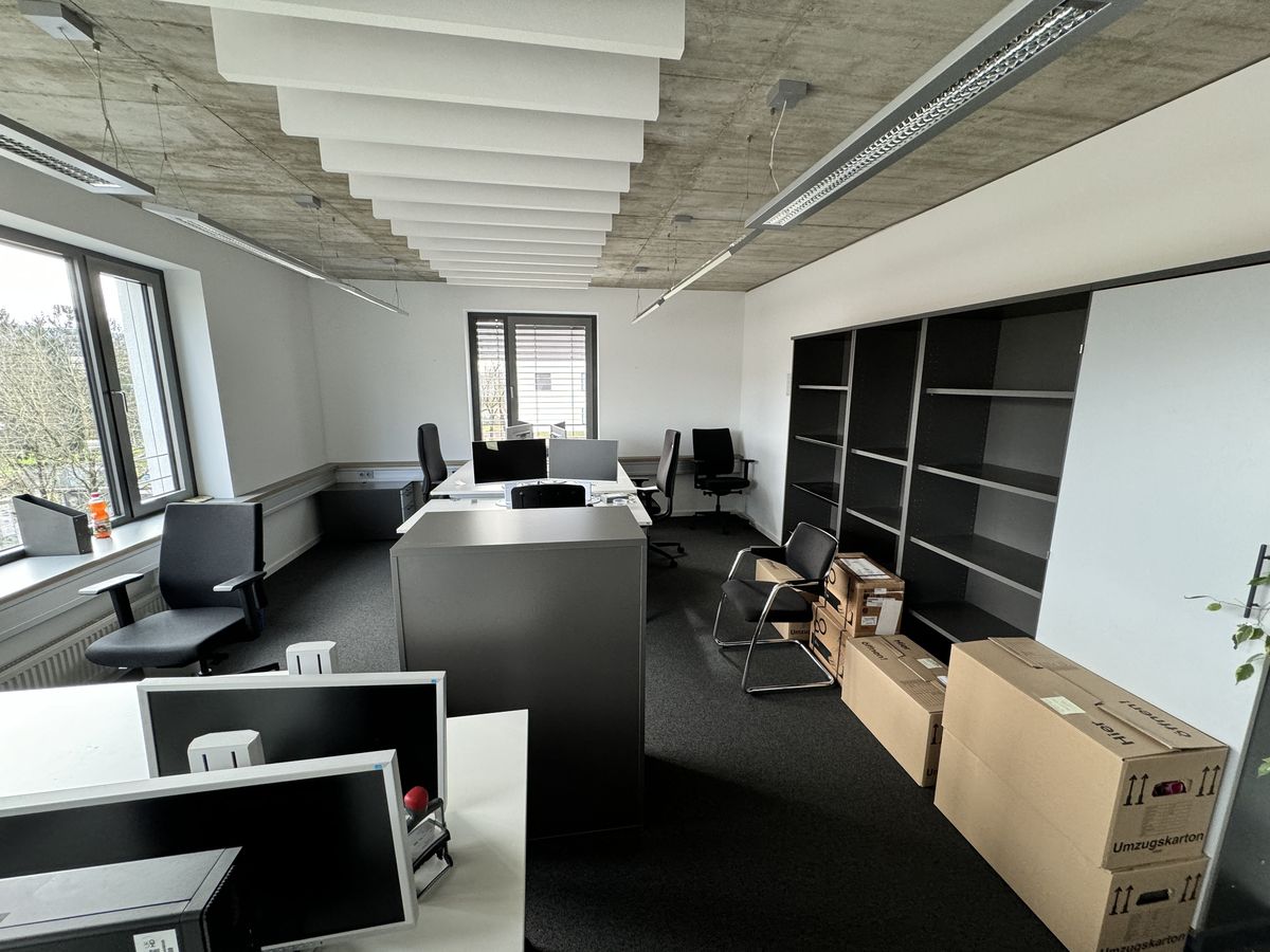 Büro mit gepackten Kartons vor dem Firmenumzug
