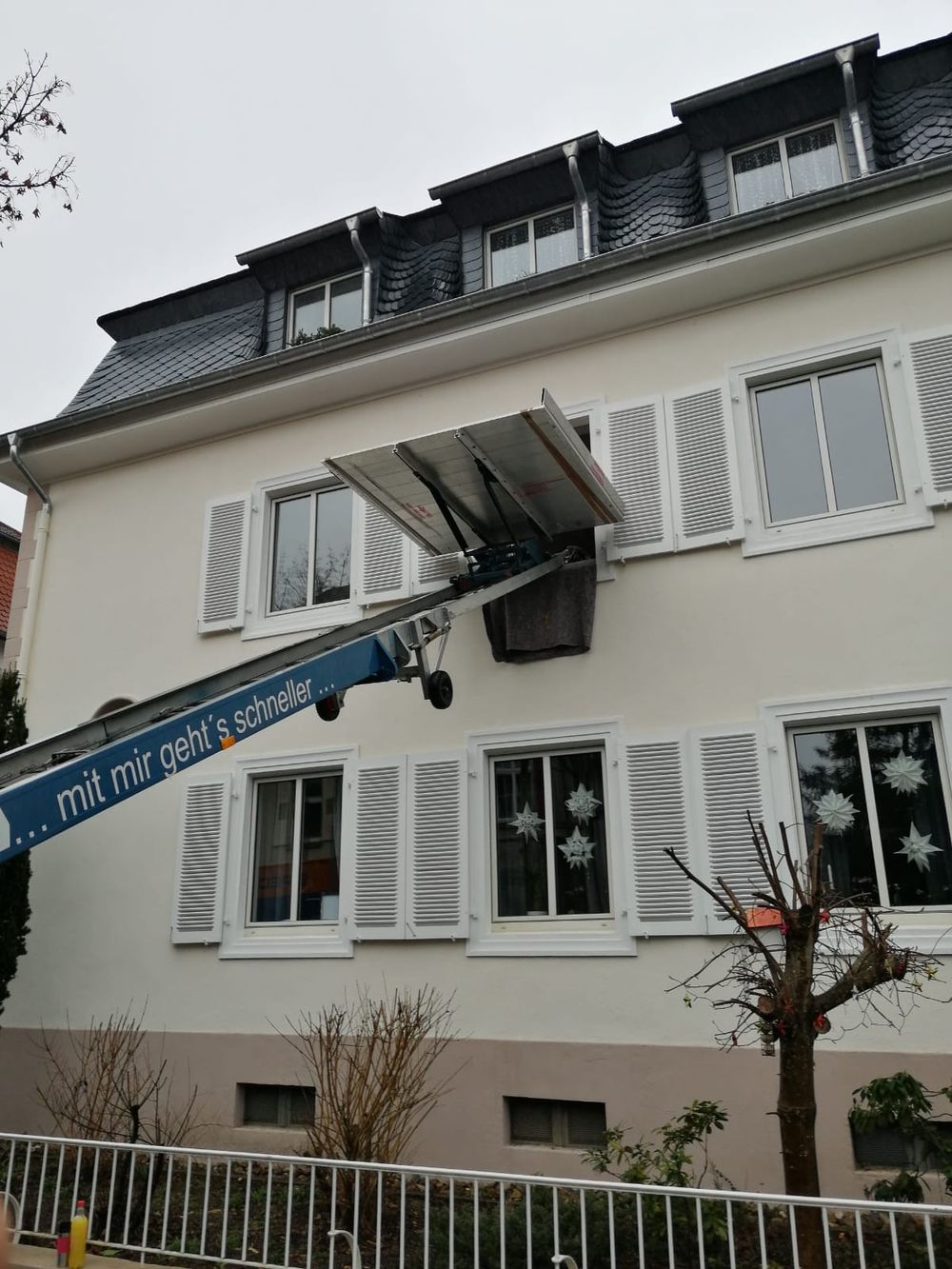 Möbellift am Wohnhaus: Möbel kommen aus dem Obergeschoss, ohne durchs Treppenhaus getragen zu werden