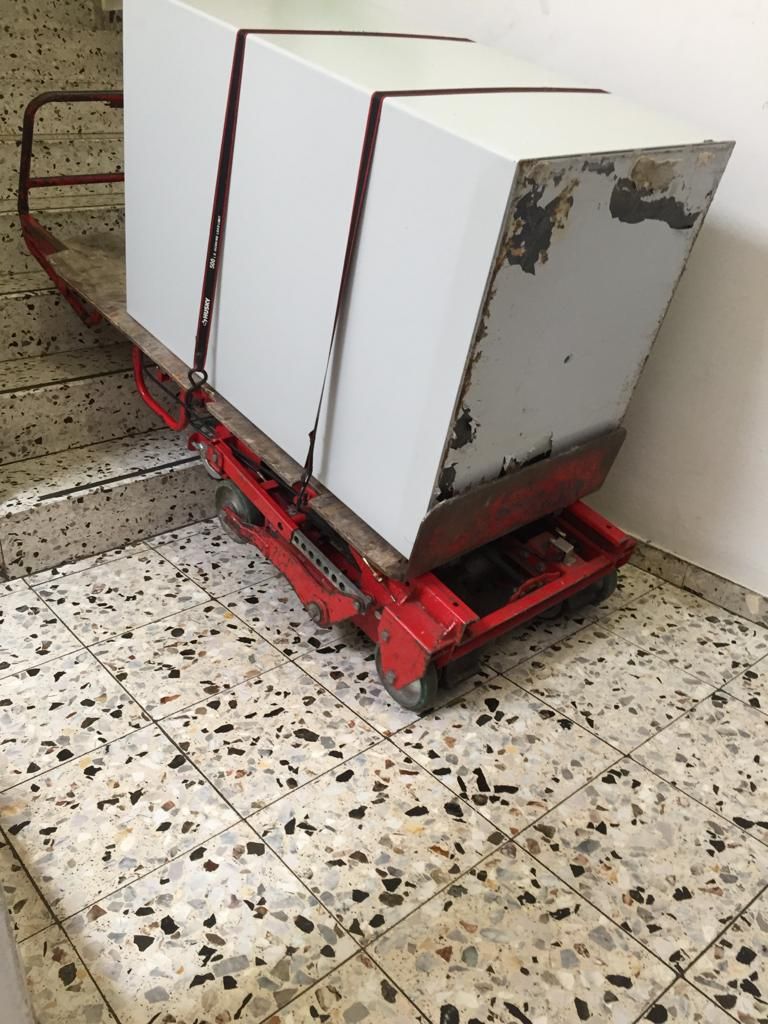 Elektrischer Treppensteiger bringt einen schweren Schrank ins Treppenhaus